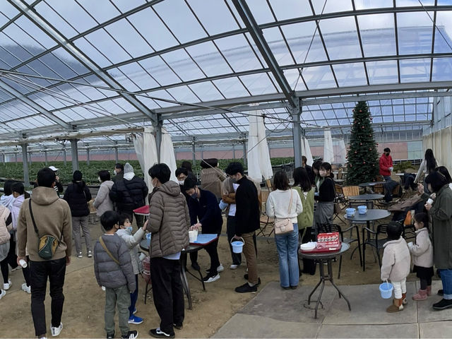 イチゴハウス1号館&新館内にも歓談スペースをご用意しております。
祝日などは、お客様で賑わいます。_糸島農園