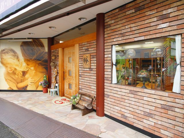 カフェのような外観でレンガと木の扉が目印です_ダイヤモンド神山