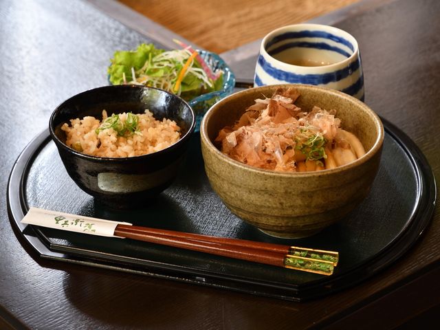 ご当地名物の伊勢うどん+鯛めし+サラダ_花の小宿 重兵衛