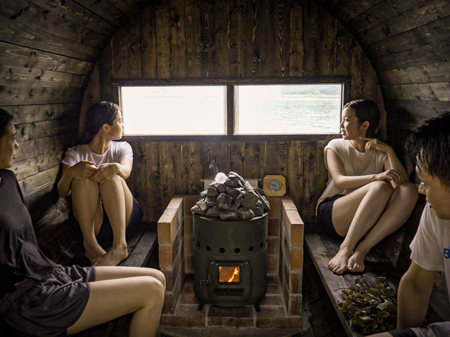 室内は最大8名まで入れる広さ。
窓から眺める木崎湖は絶景そのもの。_SAUNA STAND KOKAGE.