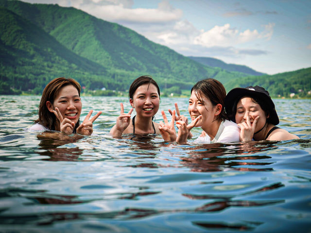 熱々のサウナを出たら目の前に広がる湧水の湖へ。冬期は湖が凍ることも。_SAUNA STAND KOKAGE.