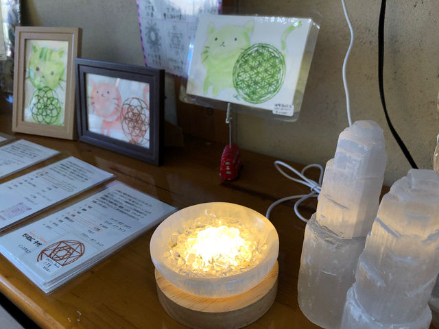 浄化用にも色々揃えております。セレナイトのお皿、塔、LEDのランプは熱くならないので、長い時間着けていても安心です。
セイクリーアート、色々種類が増加中〜♪_TchuTchuKa