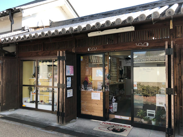 橿原神宮に守られ、江戸の街並みが残る今井町にお店は有ります。店内には天然石とアクセサリー、猫グッズがいっぱい^_^ 是非遊びにいらして下さいね♪
_TchuTchuKa