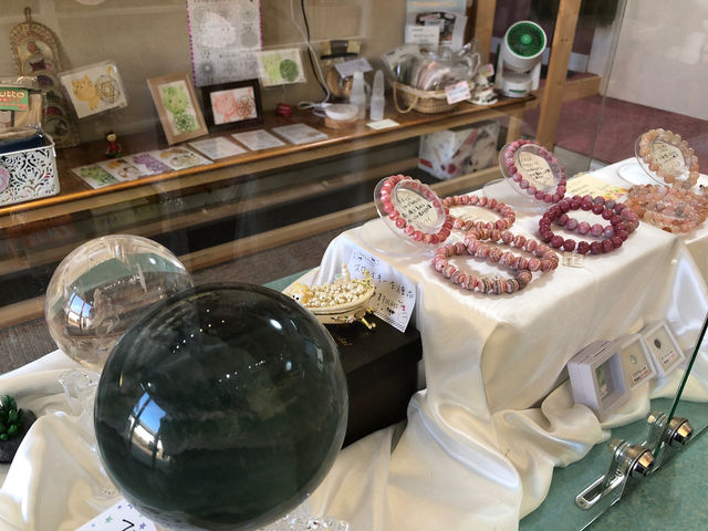 店内のあちらこちらに天然石を置いているのです。
大きなマル玉はフローライト。3.3kgあります。_TchuTchuKa