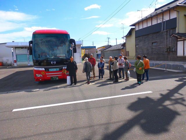 【駐車場】店舗の前に大型バスもOKの駐車場あります_中勇酒造店