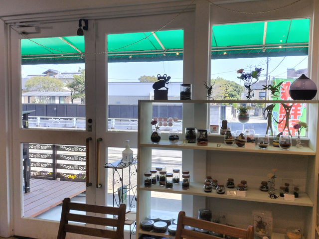 店内から外を見てみました。前の通りが車の通りが多いのでお気をつけて。_メタルフォレスト