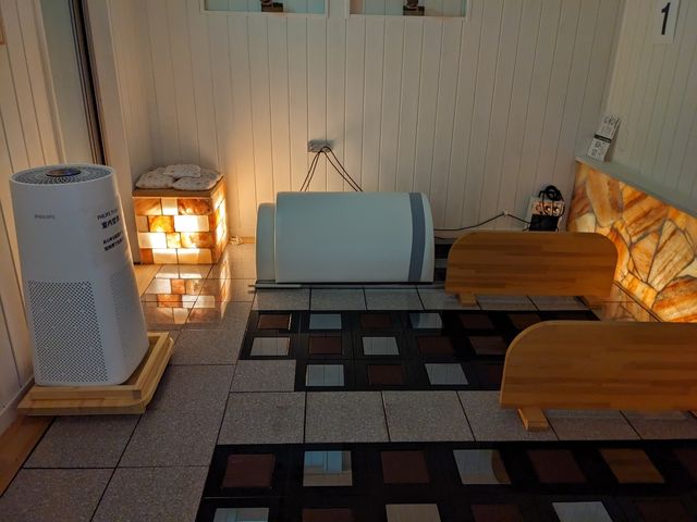 ヒマラヤ岩塩からの明かりがやさしく照らします。空気殺菌器はあらゆるウイルスや菌を瞬時に不活化させます。_テラ陶板浴タケダ