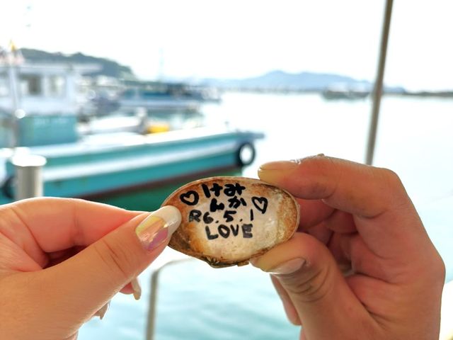 カップルさんにオススメなのはラブメッセージを貝殻に書き込み瀬戸大橋の真下で海に投げ込んでいただきます。2人の愛を「深い海に永遠に」沈めませんか?_漁師からの直行便 七福丸