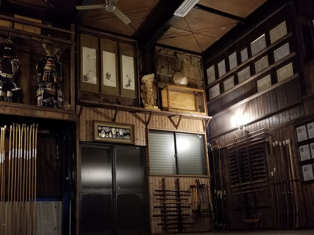 様々な武道の修行をしている館長の武具が沢山置いております。忍道の生徒に指導することもあります。_忍道 蜻蛉館