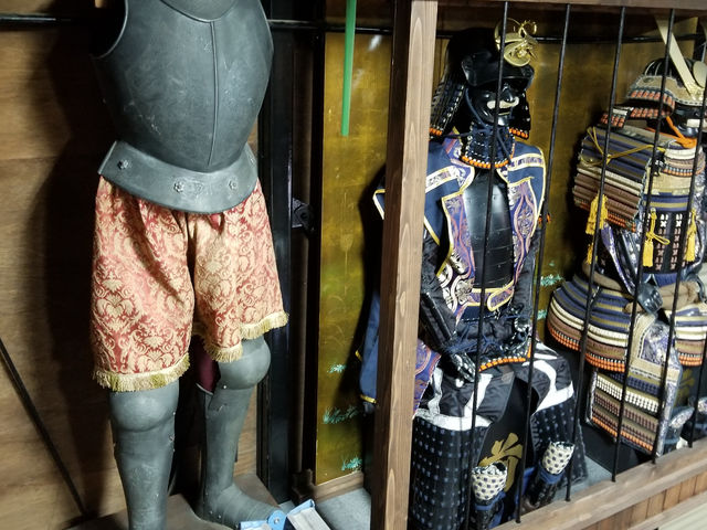 甲冑も展示しています。
日本以外の甲冑等も展示しています。
他の国との違い等を実物を見ながら学べます。_忍道 蜻蛉館