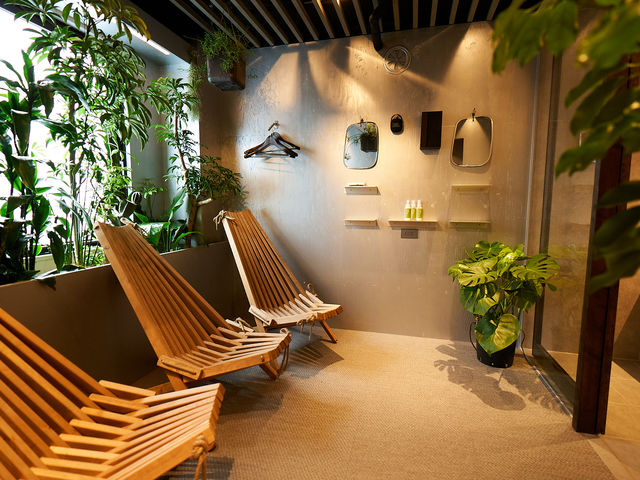 3人部屋&coの緑に囲まれた休憩スペースです。_SAUNA&co