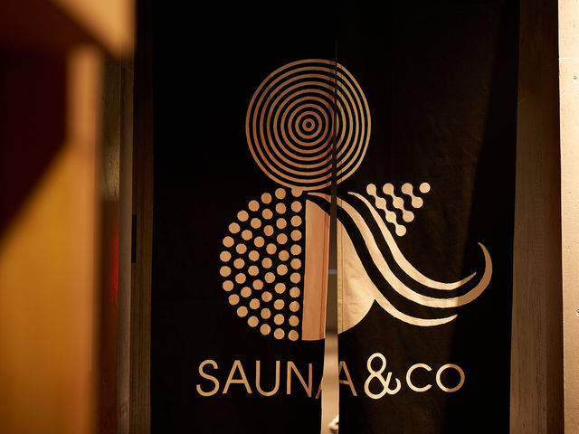 こちらのSAUNA&coオリジナルロゴ入り暖簾をくぐってお部屋にご入室いただきます。_SAUNA&co
