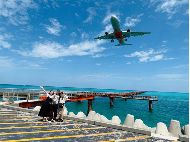 17ENDに着陸する飛行機と!風向きにより35ENDに着陸する場合もあるので着陸する方にご案内します。_宮古島観光貸切ガイド 南風