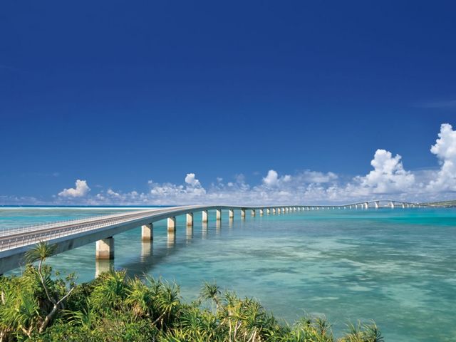 伊良部大橋 無料で渡れる橋で日本で1番長い橋。3540m。日本で1番景色が綺麗な橋かも!橋を渡ってる時に海亀が良く見れます。_宮古島観光貸切ガイド 南風