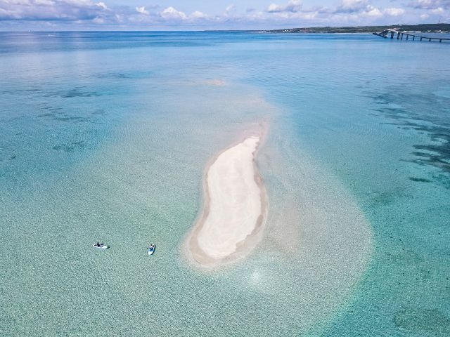 干潮時だけ現れる ゆにの浜_宮古島観光貸切ガイド 南風