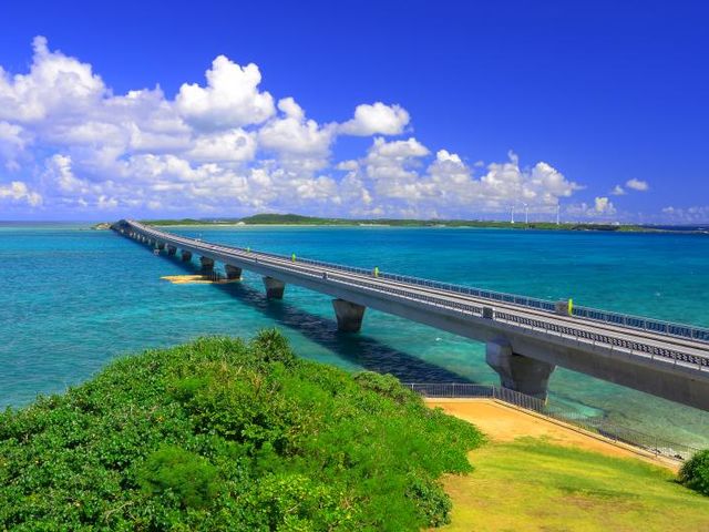 栗間大橋 1690m農道橋としては日本最長。渡ってる時に海亀が見れることも良くあります。さらにタコとシーサーもいるから探してね。_宮古島観光貸切ガイド 南風