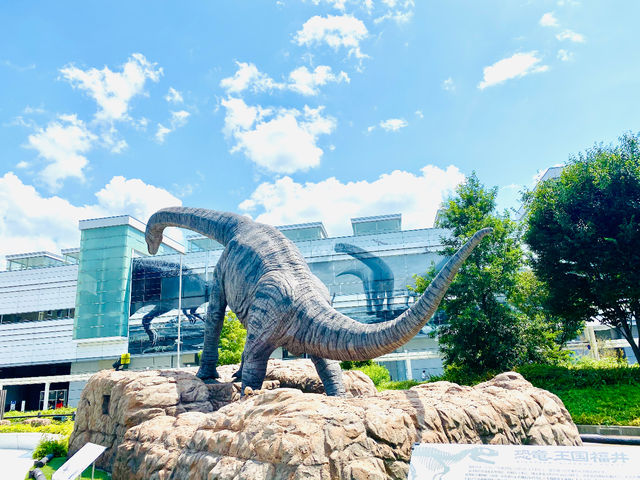 JR福井駅前にある恐竜広場の写真。
福井県観光連盟インスタグラムフォトコンテスト「私の好きな福井県キャンペーン」のポスターに採用されました。_ふくいのまちガイド