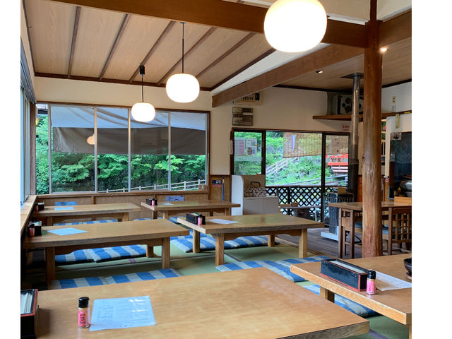お食事処 テーブル席もございます。_静岡市 梅ヶ島温泉 湯元屋