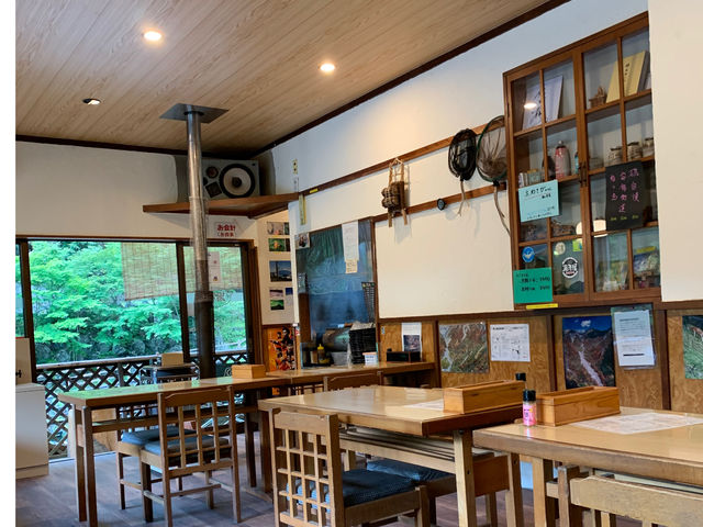 お食事処 テーブル席がございます。_静岡市 梅ヶ島温泉 湯元屋