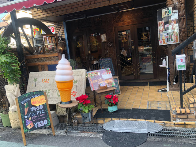 近隣のお薦めカフェB
CAPE CODさん。
看板犬の黒ラブちゃんにも会えるかもです♪_NanairoSavon