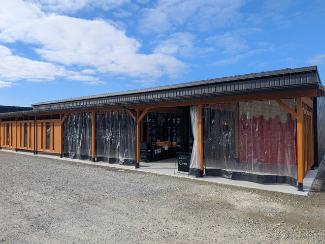 直売所、いちご狩り受付はこちらの建物になります。いちごの自販機も設置しています。_chord farm 175