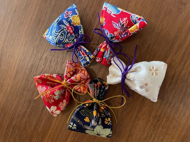 沖縄の香草を使った自分だけの香り袋が作れます。おみやげやお守りのプレゼントに。_たきもの屋薫る風