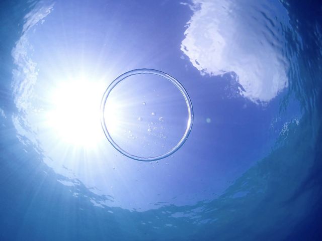 水中からバブルリングと青空!_初心者専門マリンサービスサンフィッシュ石垣島