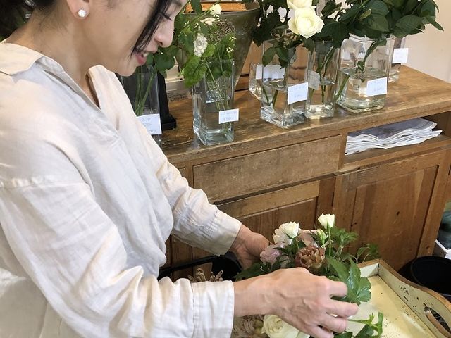 主宰の清水由美子です。丁寧に指導させていただきます。_フラワーアレンジ&グルーデコ教室 トロワージュ