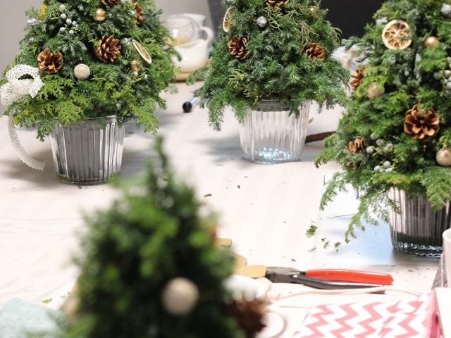 クリスマスレッスンの様子_フラワーアレンジ&グルーデコ教室 トロワージュ