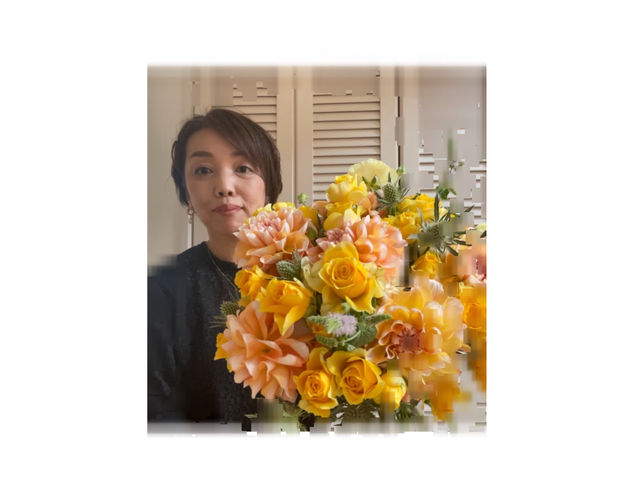 花燕では月に一度、市場から直仕入れした季節の花を使ったレッスンを開催中。花束やアレンジメントの基本を学びながら日々が楽しくなる花生活を提案します。_花燕