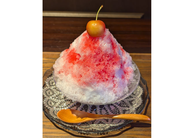 夏の定番!進化系ふわふわかき氷 シャリシャリしたかき氷とは一味違う、新食感。口に入れた瞬間にスッと溶ける、ふわふわの氷に、イチゴシロップをかけました。_カフェ コハクプリエ