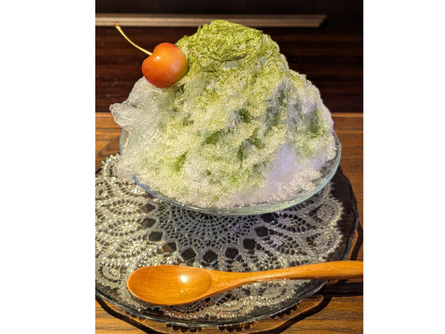 まるでパウダースノーのような、きめ細かな氷は、口の中でふわりと溶けていきます。 濃厚な抹茶の香りと、すっきりとした甘さが絶妙なバランス。_カフェ コハクプリエ