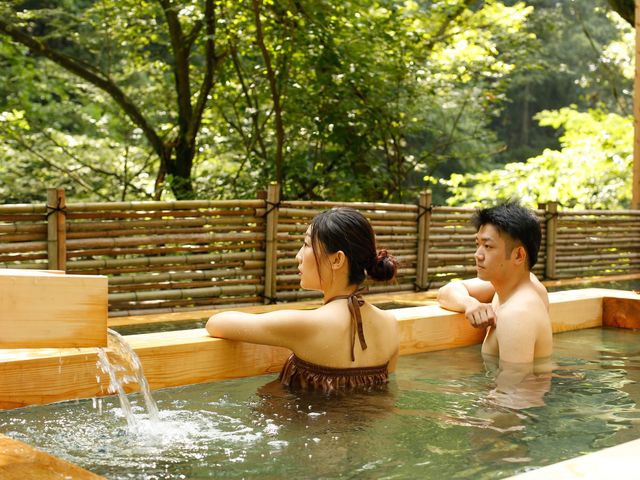 お連れ様同士、男女を気にせずご入浴をお楽しみいただける野天風呂となります_山中温泉 湯畑の宿 花つばき