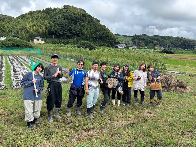 野菜の畑ではなす、オクラ、さつまいもなど様々な種類の収穫体験を実施!普段の食卓に並んでいるお野菜たちが畑でどのように実っているのか生産者が直接教えます!_若手生産者団体OUEN
