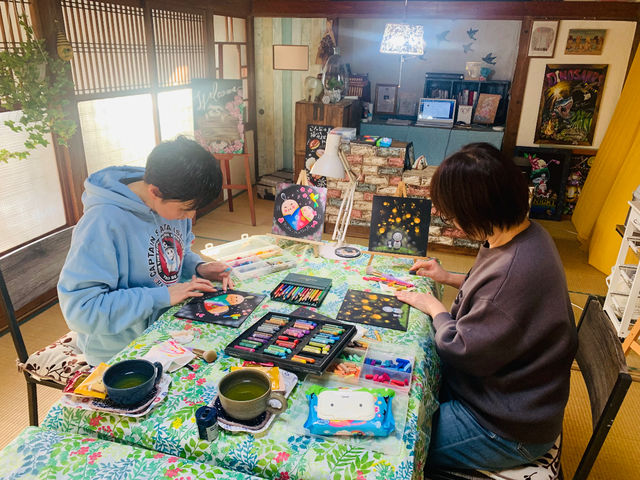 49色のオイルパステルを使用し、カラフルな世界に一つだけのオリジナルボードを制作できます。_チョークアート Belle Epoque