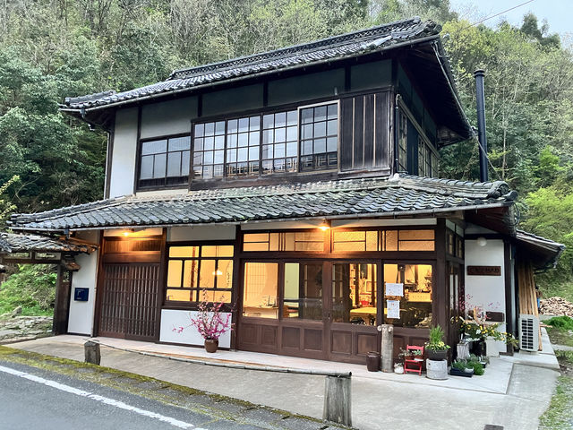 緑のなかに建つ古民家カフェ。土・日・月曜日はカフェ営業をしています(休業する週もあるので、SNS でご確認くださいませ。_Chez 利太郎 シェリタロウ