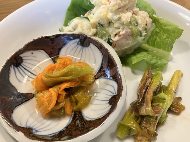 季節の山菜で副菜作りも。これはヤブカンゾウの花の酢の物。_Chez 利太郎 シェリタロウ