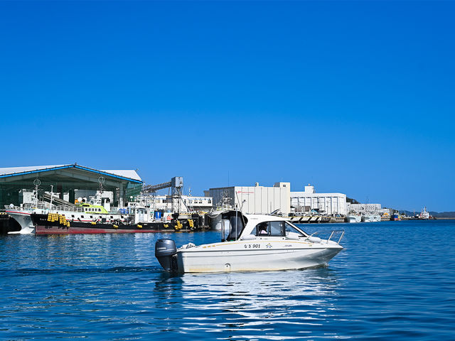 自分のボートで大型漁船の横を通ると、その大きさにただただ驚きました。海の上でのスケールの違いを肌で感じ、貴重な体験に興奮が止まりません!_JMRAボートドライビング【マリンゲート塩釜〜松島】