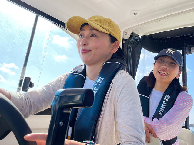 穏やかな松島湾は、初めてのボート操船にぴったり。女性のための、優雅で安心な操船練習体験が待っています。潮風を感じて、最高の思い出を作りませんか?_JMRAボートドライビング【マリンゲート塩釜〜松島】