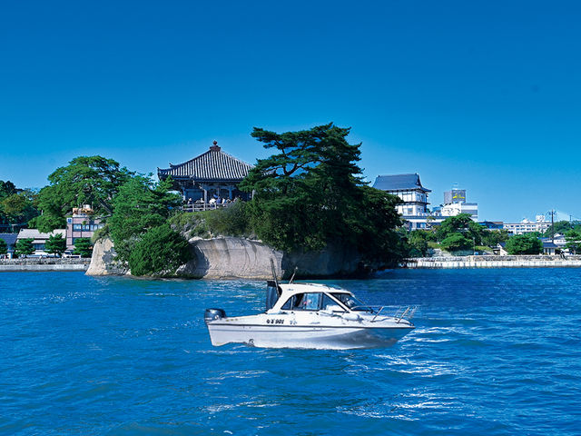 瑞巌寺も海からだと全景を見る海から望む瑞巌寺は、陸から見るのとは一味違う趣でした。厳かな佇まいが松島の自然と一体となり、その歴史の重みをより強く感じます。_JMRAボートドライビング【マリンゲート塩釜〜松島】