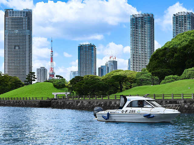 浜離宮恩賜公園の沖で一休み。広々とした公園の緑と大都会の高層ビルを眺めることができます。_JMRAボートドライビング 【羽田試験場〜浜離宮】