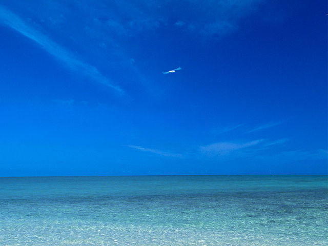 目の前に広がる青い海!ボートの数もまだまだ少ない津堅島近辺は静かでリラックスできます。_JMRAボートドライビング【沖縄マリーナ〜津堅島】