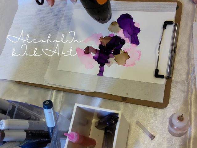 インクを垂らして風で描きます♪_アルコールインクアート体験レッスン akaneiro