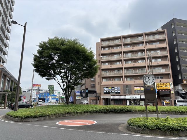 駅プラットフォームからの開店準備中店舗外観_さとり陶芸教室