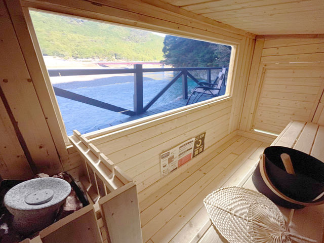 広々としたサウナ室は窓も大きく開放感があり
110℃までしっかりと上がるサウナです。
_一棟貸しサウナ付き別荘