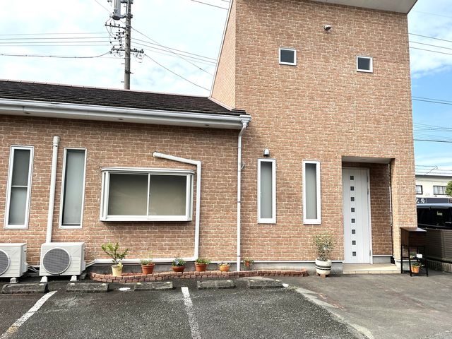 外観 右側の入口よりお入りください_アトリエ ミカヅキ