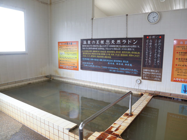 お湯は鉄分を含んでいるため有色のにごり湯。地元のじっちゃんばっちゃんにも人気。最近は若い方もドライブと合わせて訪れてくれています_踊鹿温泉天乃湯