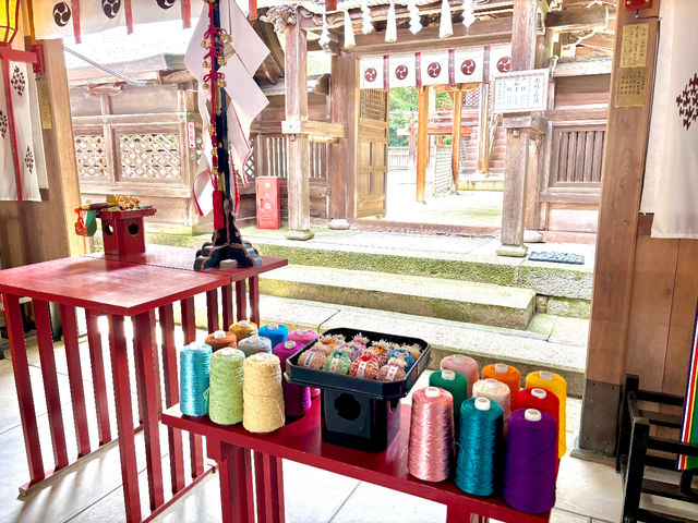 お守り袋を作るための糸はもちろん、道具やワッペン、お守り紐なども全て神社で事前にご祈祷していただきました。_織物体験 Lino Lea