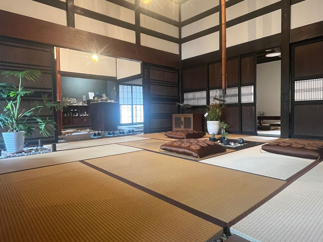 自然に囲まれた静かな古民家の工房。吹きガラス体験のあとは、畳の部屋でどうぞごゆっくりおくつろぎください。_硝子工房GORIの基地