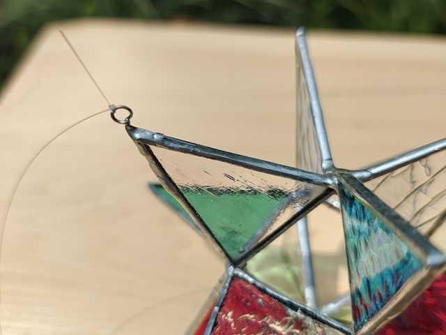 リングをつけて吊り下げられるようにもできます_ステンドグラス紫光